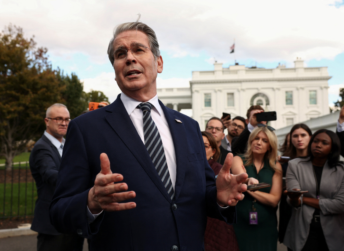 ▲스콧 베선트 미국 재무 장관이 22일(현지시간) 워싱턴 D.C. 백악관에서 기자들과 대화하고 있다.  (워싱턴D.C./로이터연합뉴스)