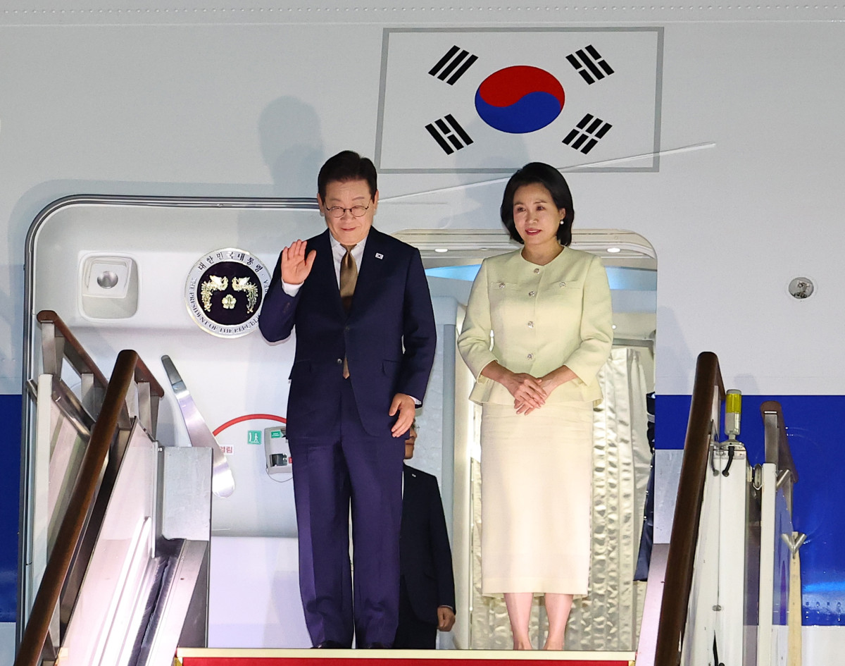 ▲한-아세안 정상회의를 마친 이재명 대통령과 부인 김혜경 여사가 27일 경기 성남 서울공항에 도착해 공군1호기에서 환영객에게 인사하고 있다. (연합뉴스)