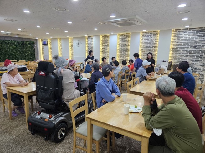 ▲서울시 1인가구 커뮤니티 활성화 사업 중 노원구 노원1종합사회복지관 프로그램 진행 모습. (사진제공=서울시)