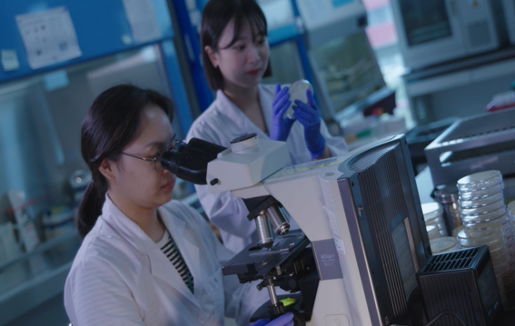 ▲한국농업기술진흥원 연구언들이 분석 업무를 진행하고 있다. (사진제공=한국농업기술진흥원)