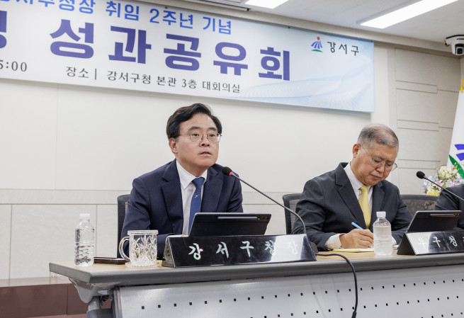 ▲진교훈(왼쪽) 강서구청장이 '취임 2주년 구정 성과공유회'에서 발언하고 있다. (사진제공=강서구)