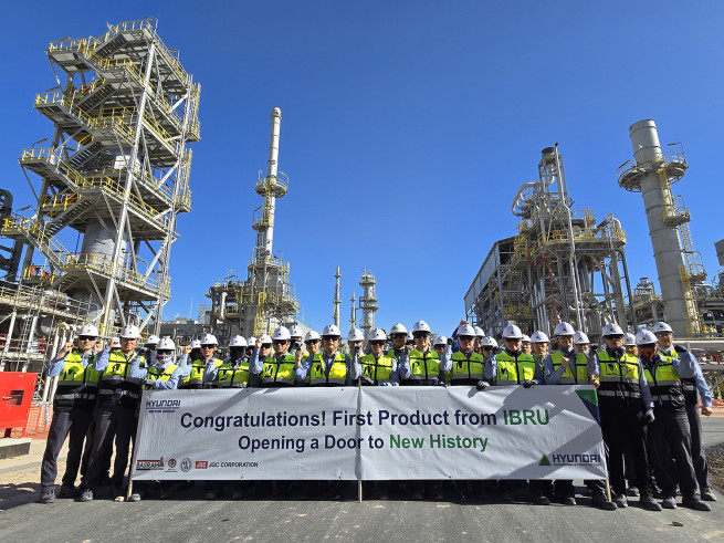 ▲현대건설 이라크 바스라 정유공장 고도화설비 공사 현장 임직원들이 가솔린 생산을 축하하는 기념 촬영을 하고 있다. (사진제공=현대건설)