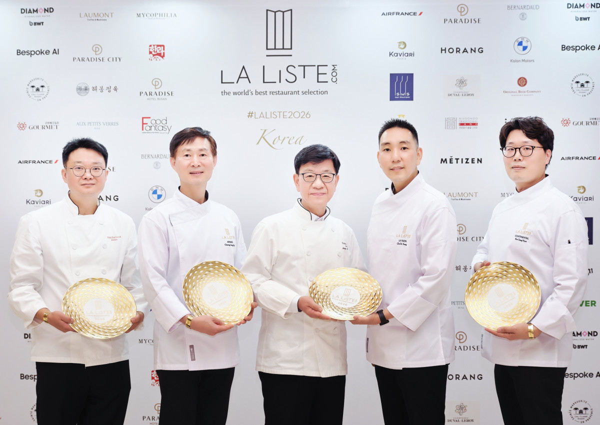 ▲‘라 리스트 2026 레스토랑 한국 시상식’에 참석한 서울신라호텔 셰프들. 사진 왼쪽부터 팔선 주홍삼 셰프, 아리아께 정종술 셰프, 라연 김성일 셰프, 라연 차도영 셰프, 콘티넨탈 김성현 셰프. (사진제공=호텔신라)