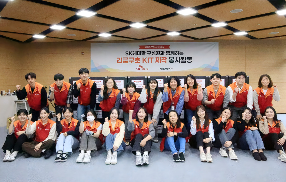 ▲판교 에코랩에서 SK케미칼 구성원들이 긴급 구호 키트 제작 봉사활동을 마치고 기념사진을 촬영하고 있다. (사진제공=SK케미칼)