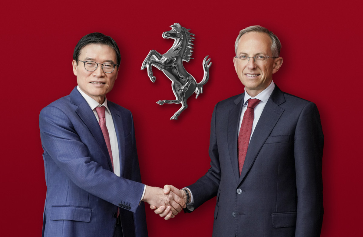 ▲한국을 방문한 페라리 최고경영자(CEO) 베네데토 비냐(오른쪽)와 김광철 FMK 대표이사가 기념 촬영을 하고 있다. (사진=페라리)