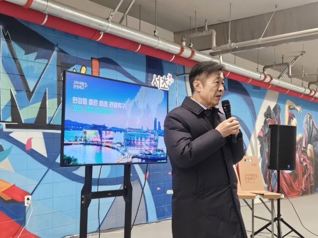 ▲전성수 서초구청장이 27일 속터미널과 반포한강공원을 잇는 지하 공공보행통로에서 '고터(고속터미널)·세빛관광특구'를 설명하고 있다.  (사진=정용욱 기자 dragon@)