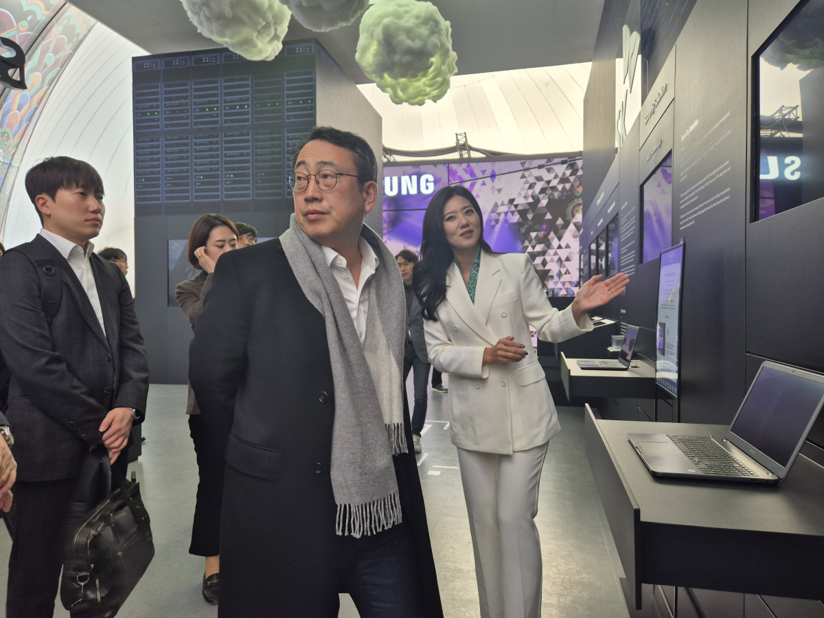 ▲유영상 SK텔레콤 대표가 28일 경주 엑스포공원 에어돔에서 열린 'K-테크 쇼케이스'에서 SK그룹의 부스를 둘러보고 있다. (강문정 기자 kangmj@)