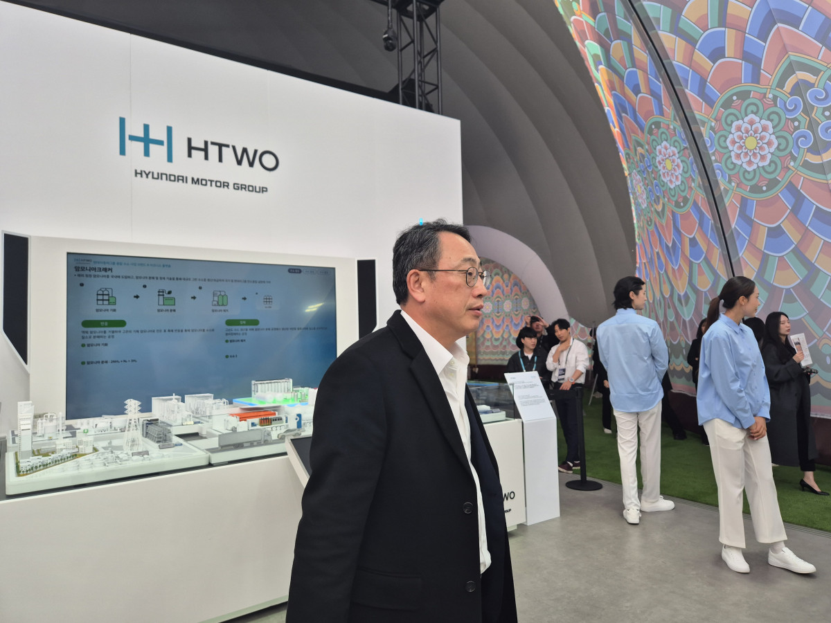 ▲유영상 SK텔레콤 대표가 28일 경주 엑스포공원 에어돔에서 열린 'K-테크 쇼케이스'에서 현대차그룹의 부스를 둘러보고 있다. (강문정 기자 kangmj@)