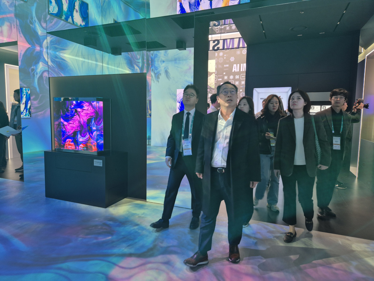 ▲유영상 SK텔레콤 대표가 28일 경주 엑스포공원 에어돔에서 열린 'K-테크 쇼케이스'에서 삼성전자의 부스를 둘러보고 있다. (강문정 기자 kangmj@)