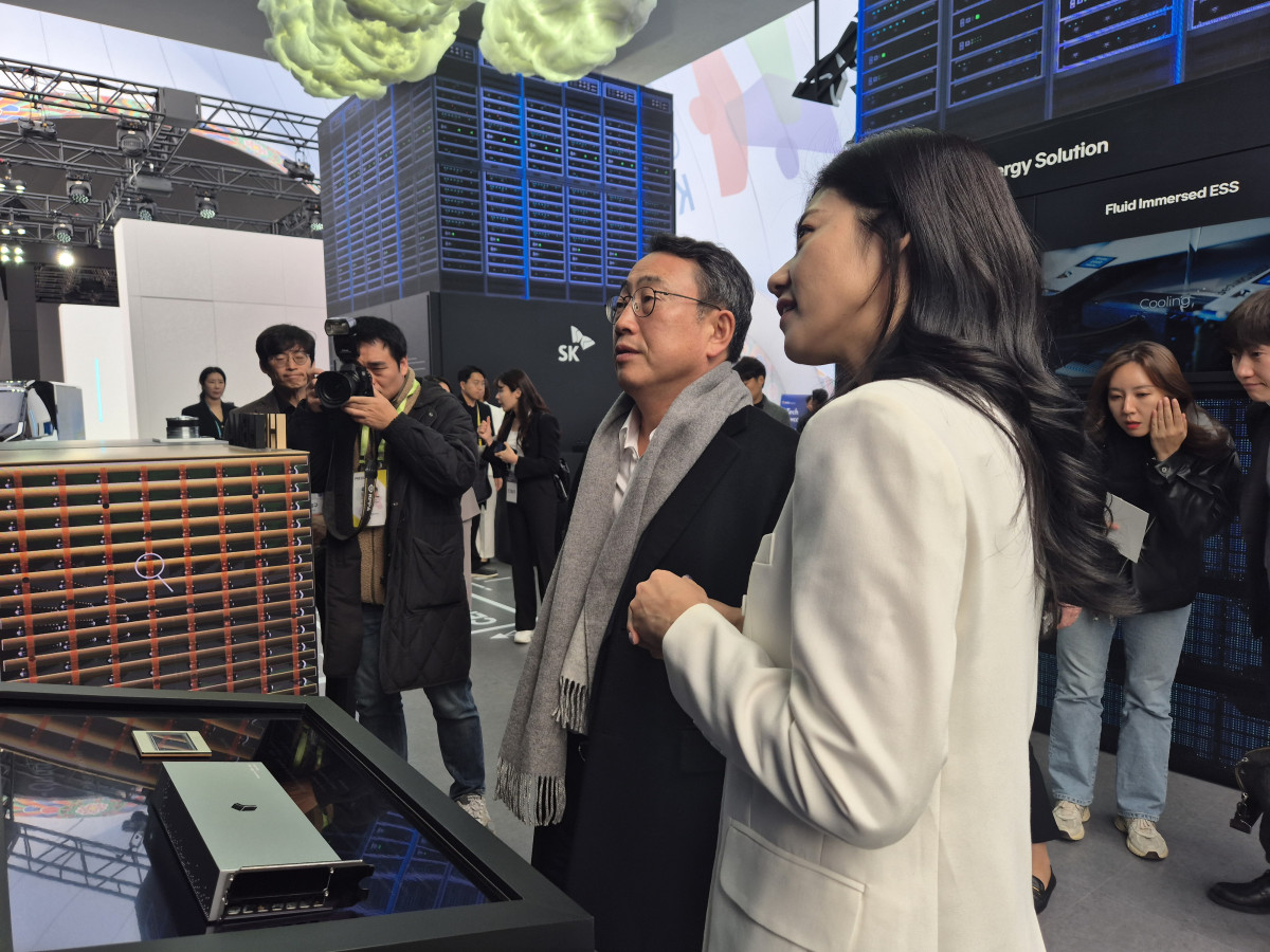 ▲유영상 SK텔레콤 대표가 28일 경주 엑스포공원 에어돔에서 열린 'K-테크 쇼케이스'에서 SK그룹의 부스를 둘러보고 있다. (강문정 기자 kangmj@)