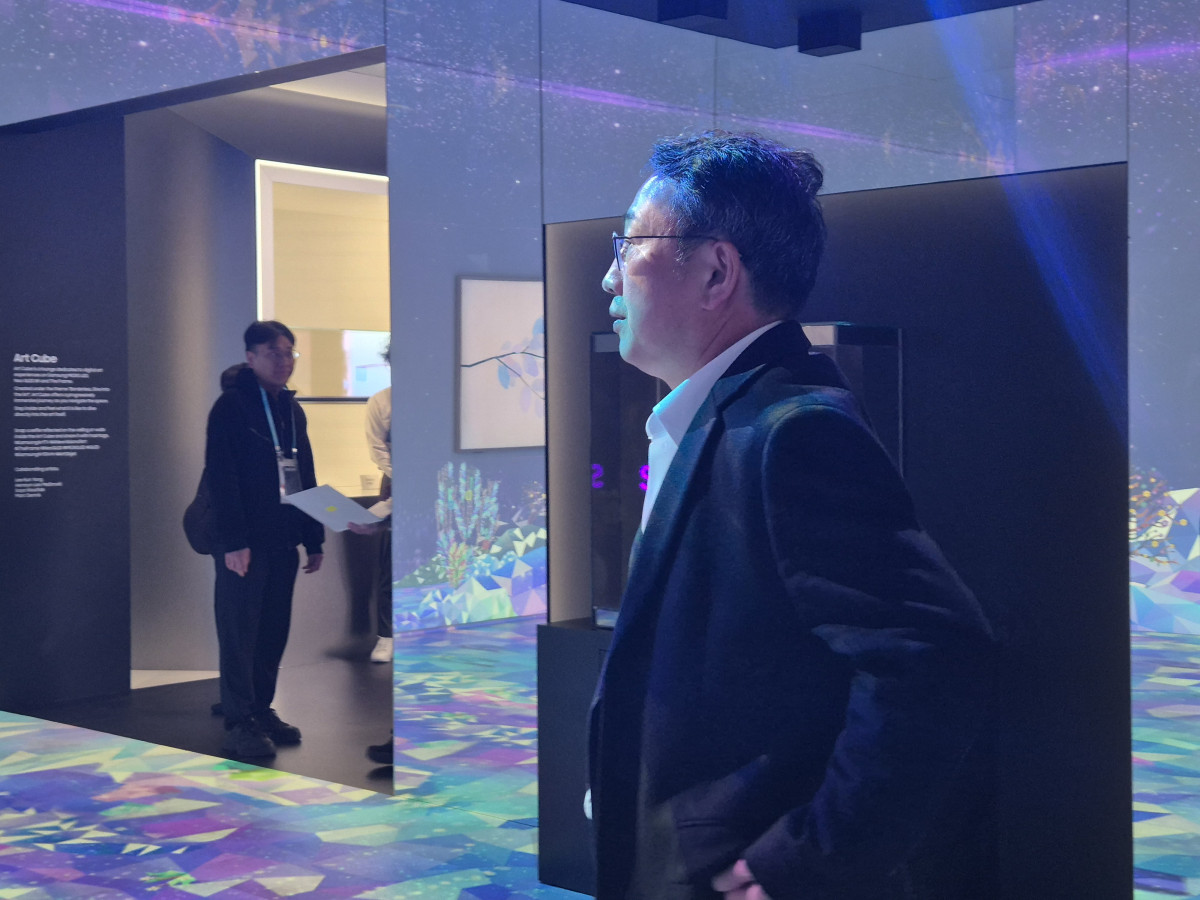 ▲유영상 SK텔레콤 대표가 28일 경주 엑스포공원 에어돔에서 열린 'K-테크 쇼케이스'에서 삼성전자의 부스를 둘러보고 있다. (강문정 기자 kangmj@)