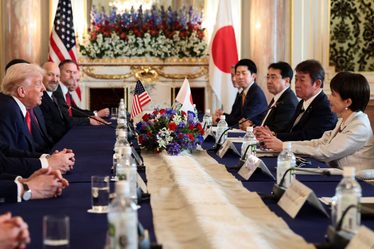 ▲도널드 트럼프(맨 왼쪽) 미국 대통령과 다카이치 사나에(맨 오른쪽) 일본 총리가 28일 도쿄 모토아카사카 영빈관에서 정상회담을 하고 있다. (도쿄/로이터연합뉴스)