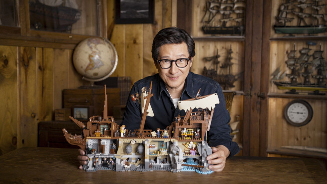 ▲배우 키 호이 콴과 ‘레고 아이디어 구니스’ (사진제공=레고그룹)