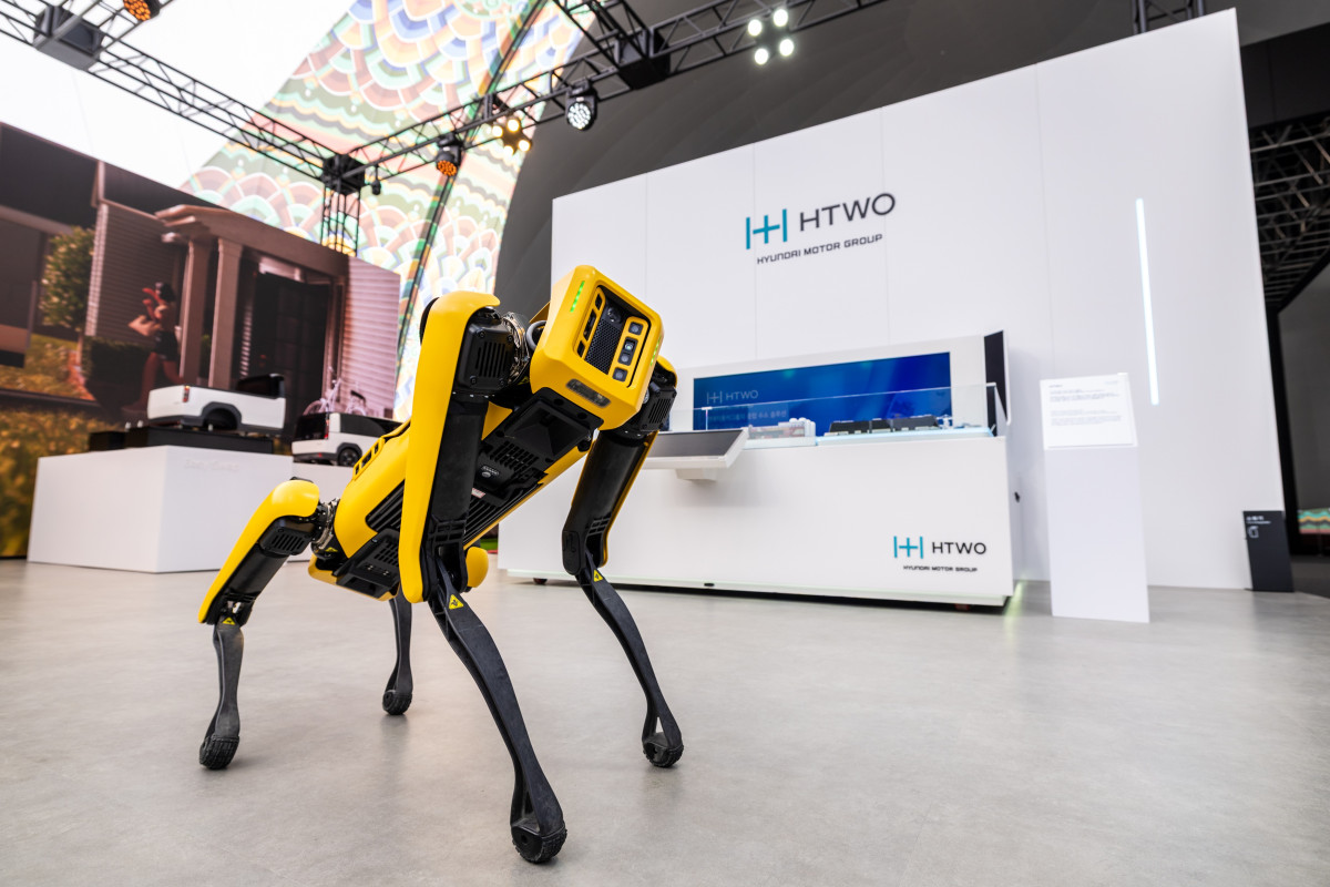 ▲경주엑스포대공원 에어돔 ‘현대자동차그룹관’ 내를 자유롭게 활보하고 있는 보스턴다이나믹스의 4족 보행 로봇 ‘스팟(SPOT)’ (사진=현대차 )