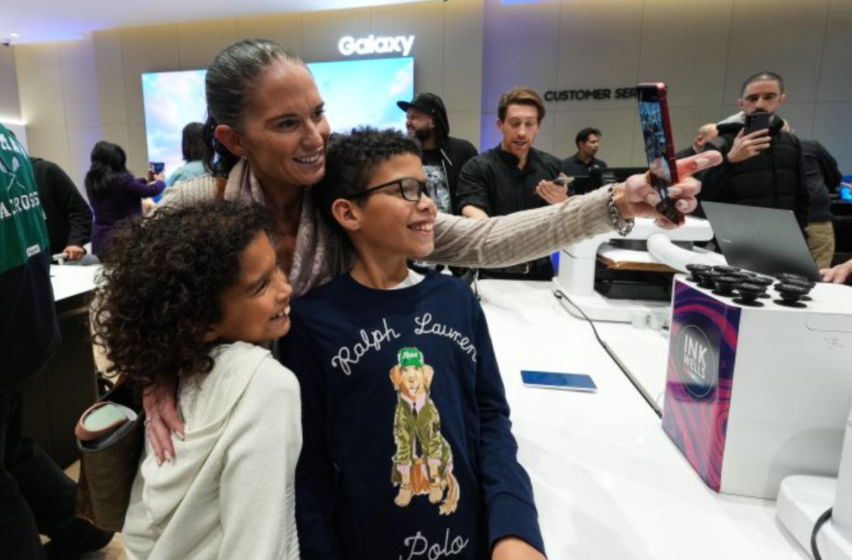 ▲퀸즈 센터 몰에서 열린 삼성 익스피리언스 스토어 그랜드 오프닝 행사에서 참석자들이 제품을 체험하고 있다. (삼성전자 미국 법인)