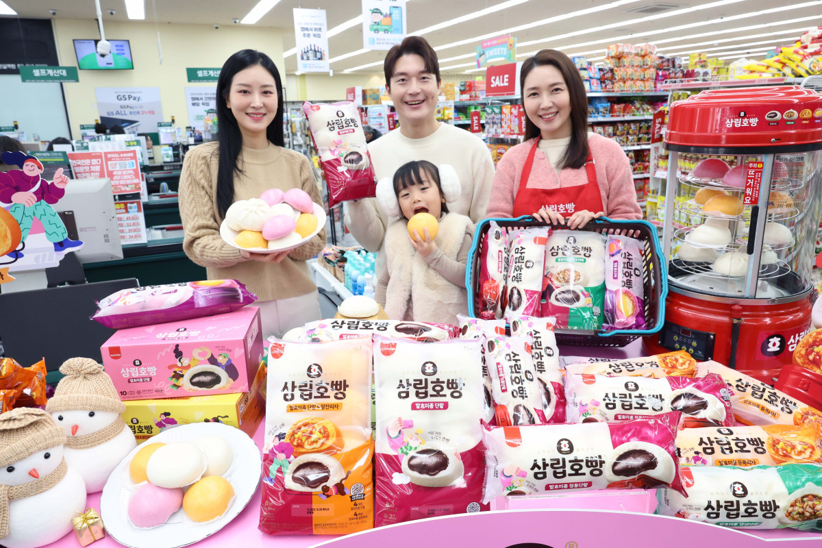 ▲SPC삼립이 28일 서울 강동구 GS더프레시 명일점에서 '삼립호빵' 2025 시즌 신제품 14종을 선보이고 있다. SPC삼립은 1인 가구 증가 추세에 맞춰 단팥·야채·피자 호빵 등 대표 제품을 1입 포장 호빵으로 올해 처음 선보인다. 매콤김치호빵과 김치만두호빵, 춘천식 닭갈비볶음밥호빵, 안동식 간장찜닭호빵 등 'K-푸드' 콘셉트로 한식의 풍미를 살린 식사용 호빵 라인업도 강화했다. 호두단팥호빵, 소금우유호빵, 딥초코호빵, 솔티카라멜호방, 말차라떼호빵, 단팥&순백우유호빵 등 MZ세대의 취향을 겨냥한 이색 제품도 출시했다. 신태현 기자 holjjak@