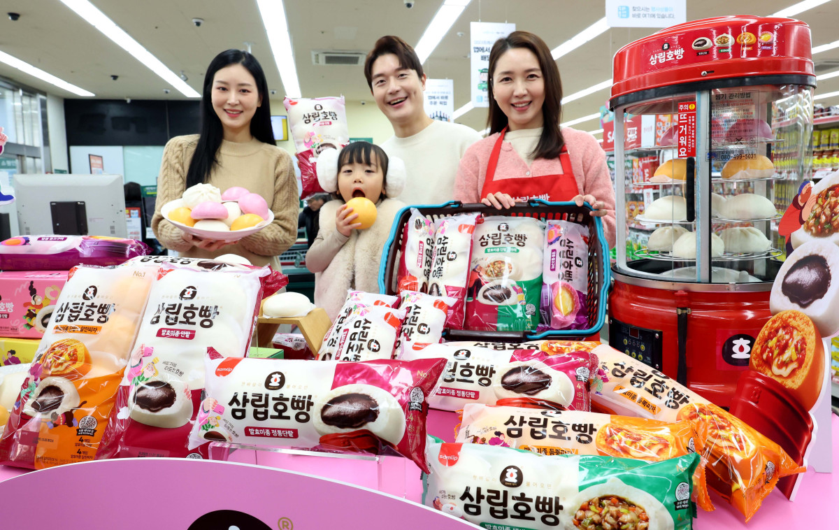 ▲SPC삼립이 28일 서울 강동구 GS더프레시 명일점에서 '삼립호빵' 2025 시즌 신제품 14종을 선보이고 있다. SPC삼립은 1인 가구 증가 추세에 맞춰 단팥·야채·피자 호빵 등 대표 제품을 1입 포장 호빵으로 올해 처음 선보인다. 매콤김치호빵과 김치만두호빵, 춘천식 닭갈비볶음밥호빵, 안동식 간장찜닭호빵 등 'K-푸드' 콘셉트로 한식의 풍미를 살린 식사용 호빵 라인업도 강화했다. 호두단팥호빵, 소금우유호빵, 딥초코호빵, 솔티카라멜호방, 말차라떼호빵, 단팥&순백우유호빵 등 MZ세대의 취향을 겨냥한 이색 제품도 출시했다. 신태현 기자 holjjak@