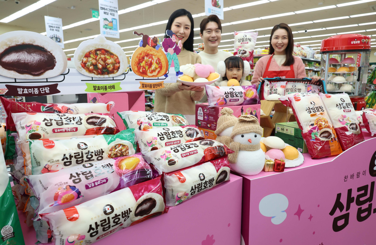 ▲SPC삼립이 28일 서울 강동구 GS더프레시 명일점에서 '삼립호빵' 2025 시즌 신제품 14종을 선보이고 있다. SPC삼립은 1인 가구 증가 추세에 맞춰 단팥·야채·피자 호빵 등 대표 제품을 1입 포장 호빵으로 올해 처음 선보인다. 매콤김치호빵과 김치만두호빵, 춘천식 닭갈비볶음밥호빵, 안동식 간장찜닭호빵 등 'K-푸드' 콘셉트로 한식의 풍미를 살린 식사용 호빵 라인업도 강화했다. 호두단팥호빵, 소금우유호빵, 딥초코호빵, 솔티카라멜호방, 말차라떼호빵, 단팥&순백우유호빵 등 MZ세대의 취향을 겨냥한 이색 제품도 출시했다. 신태현 기자 holjjak@