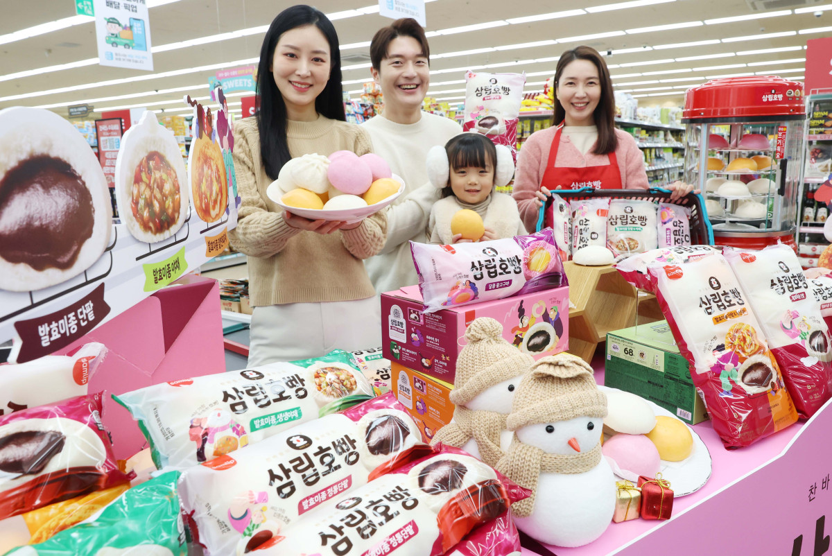 ▲SPC삼립이 28일 서울 강동구 GS더프레시 명일점에서 '삼립호빵' 2025 시즌 신제품 14종을 선보이고 있다. SPC삼립은 1인 가구 증가 추세에 맞춰 단팥·야채·피자 호빵 등 대표 제품을 1입 포장 호빵으로 올해 처음 선보인다. 매콤김치호빵과 김치만두호빵, 춘천식 닭갈비볶음밥호빵, 안동식 간장찜닭호빵 등 'K-푸드' 콘셉트로 한식의 풍미를 살린 식사용 호빵 라인업도 강화했다. 호두단팥호빵, 소금우유호빵, 딥초코호빵, 솔티카라멜호방, 말차라떼호빵, 단팥&순백우유호빵 등 MZ세대의 취향을 겨냥한 이색 제품도 출시했다. 신태현 기자 holjjak@