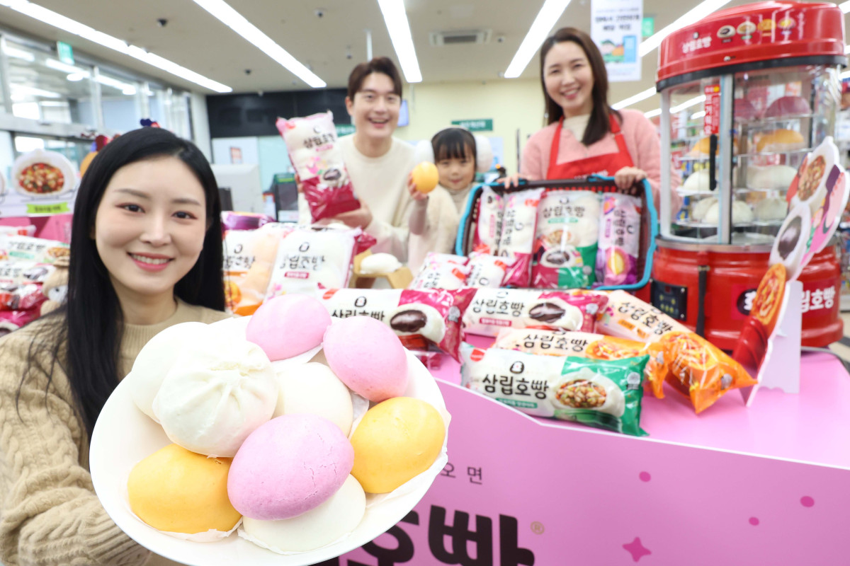 ▲SPC삼립이 28일 서울 강동구 GS더프레시 명일점에서 '삼립호빵' 2025 시즌 신제품 14종을 선보이고 있다. SPC삼립은 1인 가구 증가 추세에 맞춰 단팥·야채·피자 호빵 등 대표 제품을 1입 포장 호빵으로 올해 처음 선보인다. 매콤김치호빵과 김치만두호빵, 춘천식 닭갈비볶음밥호빵, 안동식 간장찜닭호빵 등 'K-푸드' 콘셉트로 한식의 풍미를 살린 식사용 호빵 라인업도 강화했다. 호두단팥호빵, 소금우유호빵, 딥초코호빵, 솔티카라멜호방, 말차라떼호빵, 단팥&순백우유호빵 등 MZ세대의 취향을 겨냥한 이색 제품도 출시했다. 신태현 기자 holjjak@