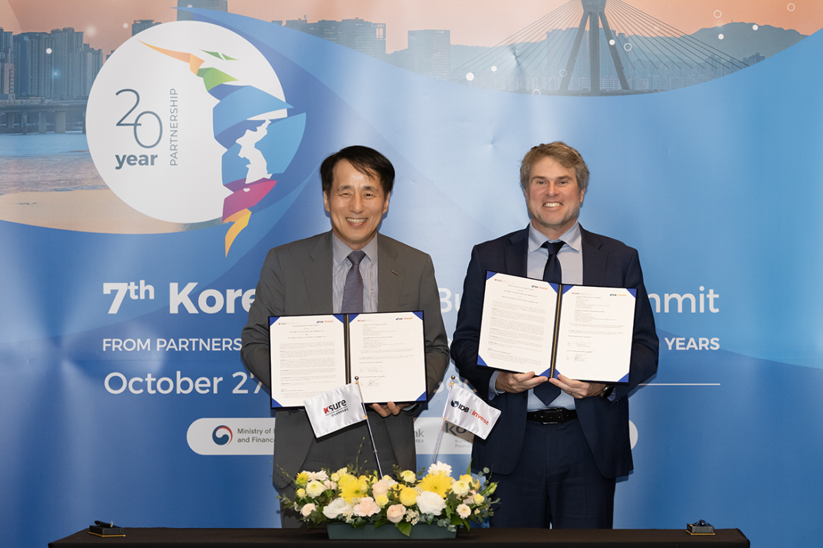 ▲장영진 한국무역보험공사 사장(왼쪽)이 27일 서울 여의도 콘래드 호텔에서 IDB Invest와 업무협약을 체결한 후 기념 촬영을 하고 있다. (사진제공=한국무역보험공사 )