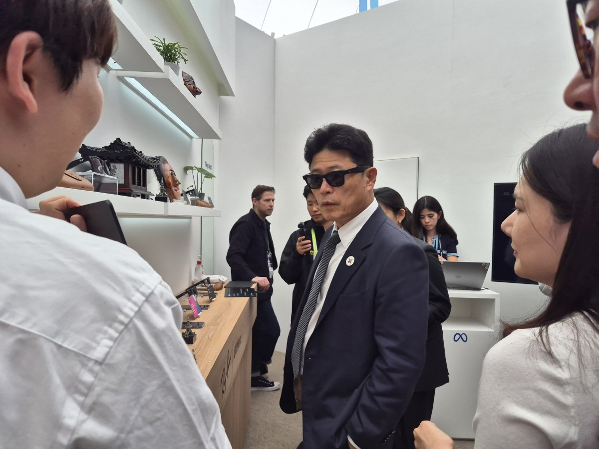 ▲이형희 SK수펙스추구협의회 커뮤니케이션위원장이 28일 경주 엑스포공원 에어돔에서 열린 'K-테크 쇼케이스'의 메타코리아 부스에서 스마트 글래스 '메타 레이벤'을 체험해보고 있다. (강문정 기자 kangmj@)