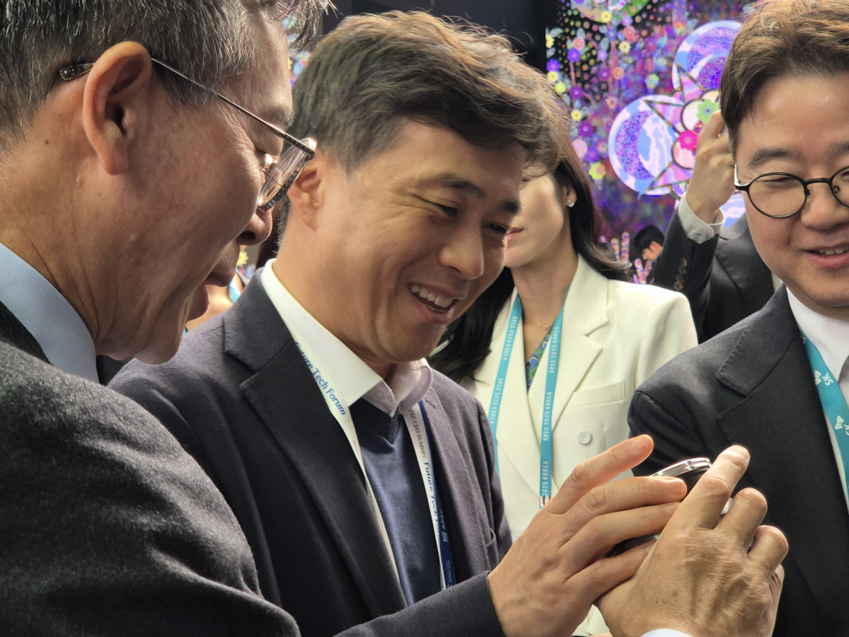 ▲곽노정 SK하이닉스 사장이 28일 경주 엑스포공원 에어돔에서 열린 'K-테크 쇼케이스'에서 SK그룹 부스를 살펴보고 있다. (강문정 기자 kangmj@)