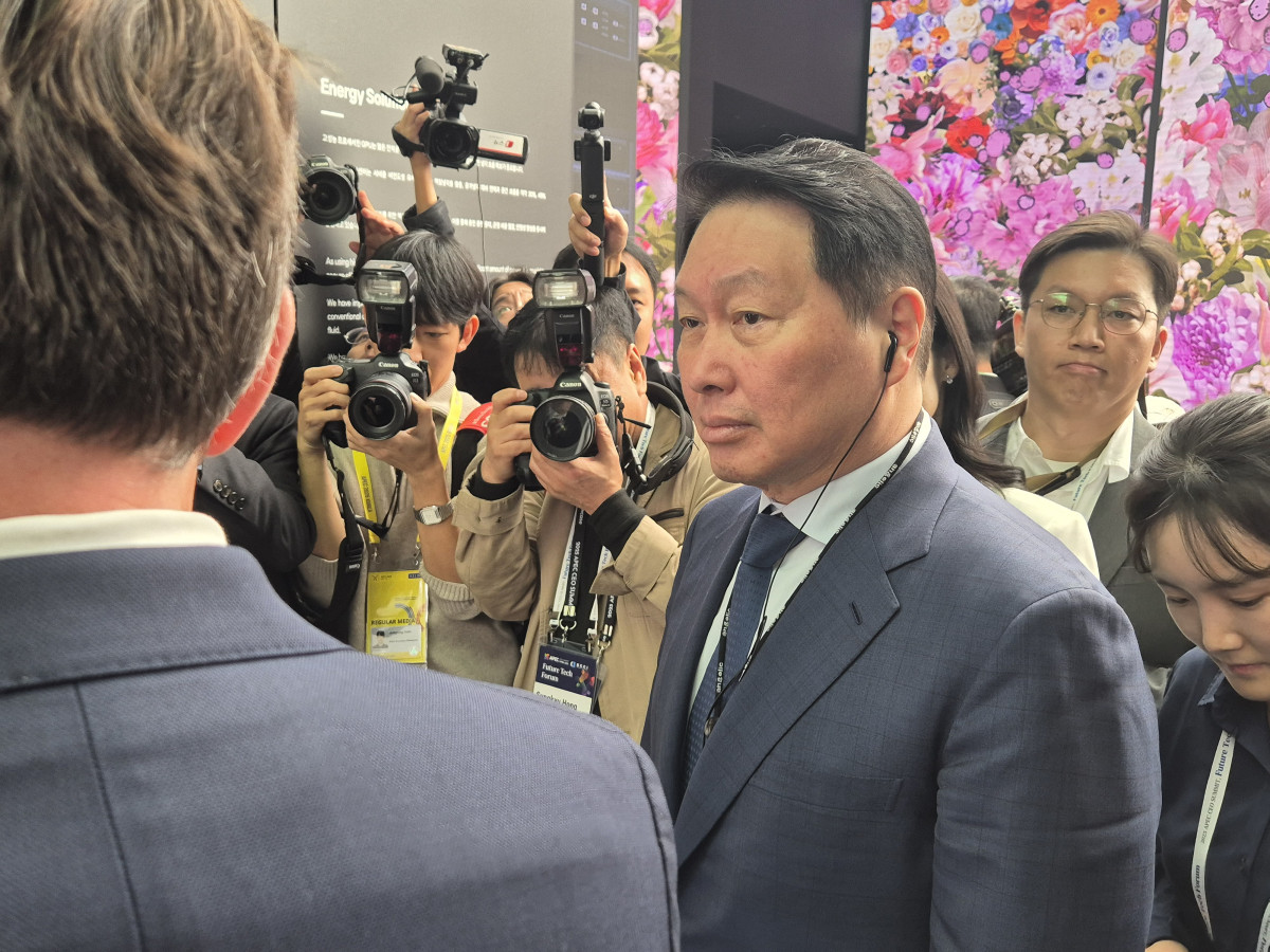 ▲최태원 SK그룹 회장 겸 대한상의 회장이 28일 경주 엑스포공원 에어돔에서 열린 'K-테크 쇼케이스'에 방문했다. (강문정 기자 kangmj@)