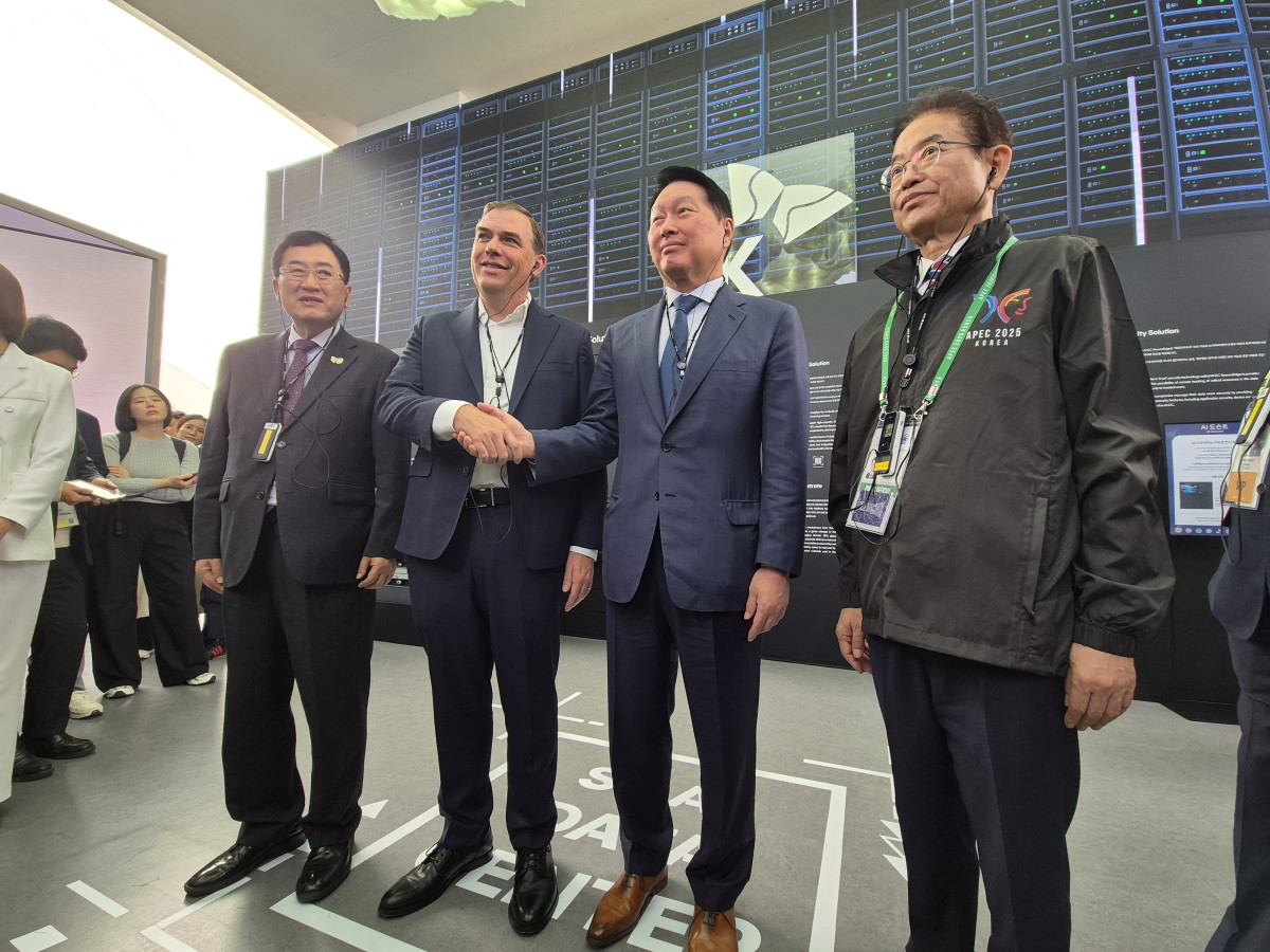 ▲최태원 SK그룹 회장 겸 대한상의 회장(오른쪽 두 번째)과 맷 가먼 아마존웹서비스(AWS) CEO(왼쪽 두 번째)가 28일 경주 엑스포공원 에어돔에서 열린 'K-테크 쇼케이스'에서 기념촬영을 하고 있다. (강문정 기자 kangmj@)