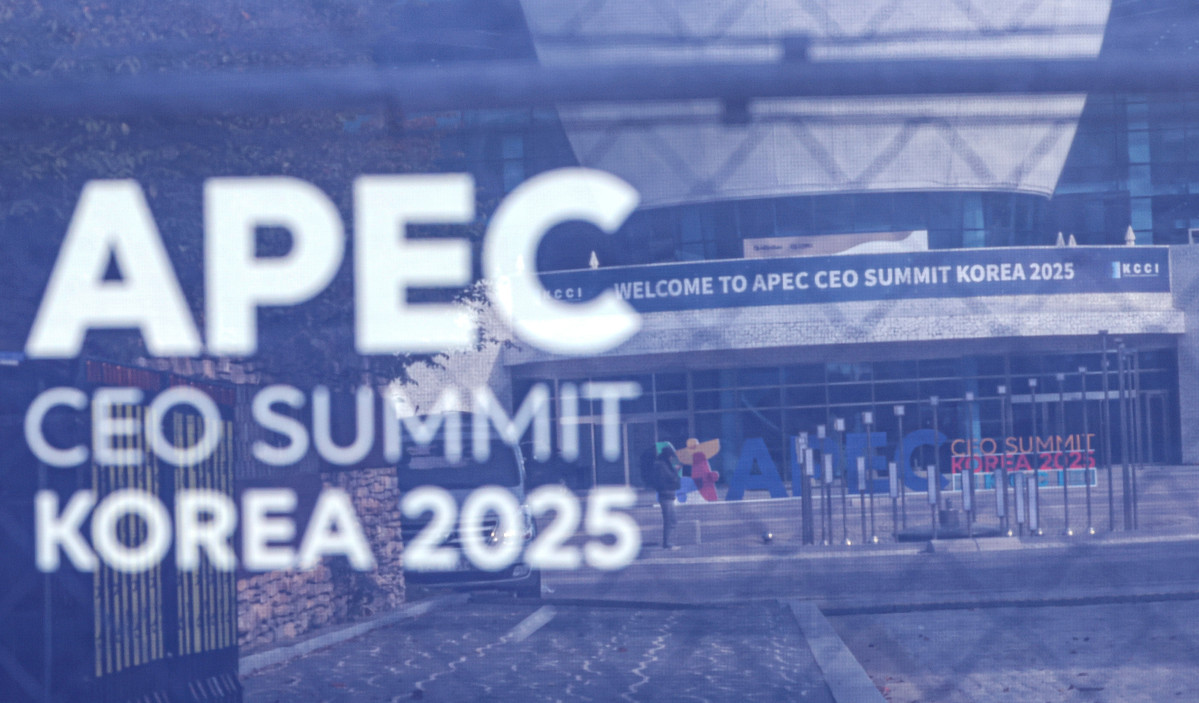 ▲2025 경주 아시아태평양경제협력체(APEC) 최고경영자(CEO) 서밋 개최를 앞둔 27일 경북 경주 예술의전당 인근에 설치된 펜스 뒤로 행사 개최를 알리는 조형물이 설치돼 있다. (연합뉴스)