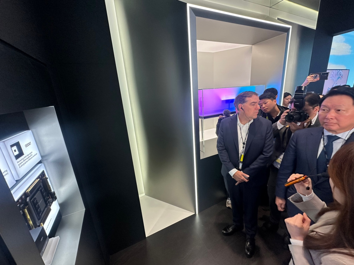 ▲아시아태평양경제협력체(APEC) 의장을 맡고 있는 최태원 대한상공회의소 회장(SK하이닉스 회장)이 28일 맷 가먼 아마존웹서비스(AWS) 최고경영자(CEO)와 함께 경주 엑스포공원 야외특별관의 ‘K테크 쇼케이스’ 삼성전자 부스를 찾아 6세대 고대역폭메모리(HBM4)를 살펴보고 있다. (경주=이수진 기자)