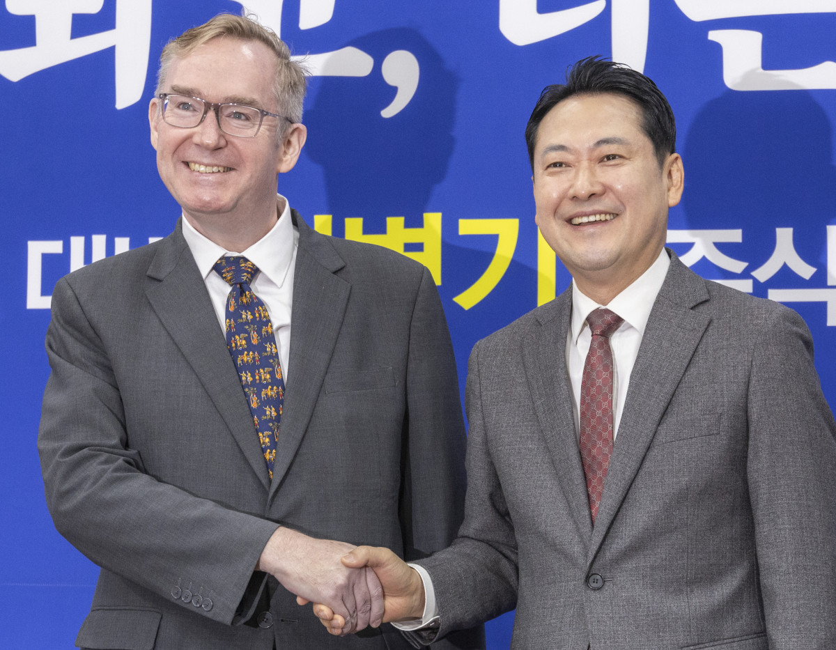 ▲국민의힘 장동혁 대표와 콜린 크룩스 주한영국대사가 28일 국회에서 만나 악수하고 있다. 2025.10.28 (연합뉴스)