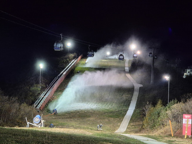 ▲하이원리조트가 11월 28일 스키장 개장을 앞두고, 본격적인 제설작업 준비에 돌입했다. ( 사진제공 = 하이원리조트)