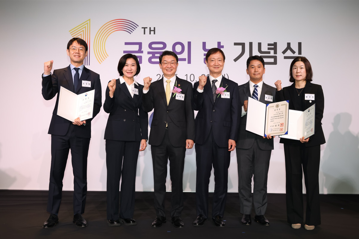 ▲ 28일 오전 서울 영등포구 한국경제인협회 본부(FKI빌딩)에서 열린 제10회 금융의 날을 맞아 국무총리 표창 등 3개 영역에서 수상한 토스뱅크 이은미 대표와 임직원을 비롯해 이억원 금융위원장, 이찬진 금융감독원장이 환하게 웃으며 기념촬영을 하고 있다. 왼쪽부터 조원형 전세대출스쿼드 리더, 이은미 토스뱅크 대표, 이억원 금융위원장, 이찬진 금융감독원장, 최승락 금융소비자보호총괄책임자, 황현정 고객자산총괄책임자. (사진제공=토스뱅크)