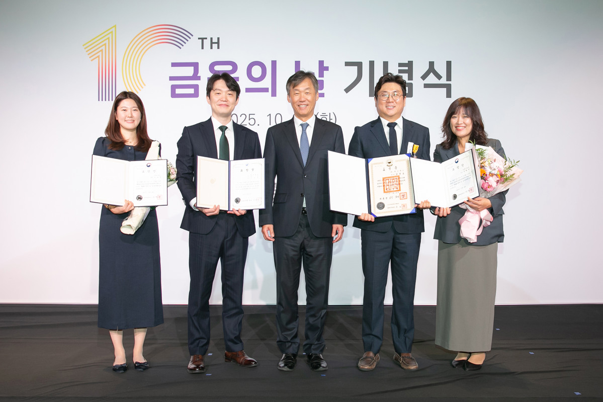 ▲28일 오전 금융위원회가 주최한 ‘제10회 금융의 날’ 기념식에서 케이뱅크 최우형 은행장과 직원들이 기념촬영을 하고 있다. 왼쪽부터 이다정 매니저, 김홍종 팀장, 최우형 은행장, 김성호 매니저, 윤혜령 팀장. (사진제공＝케이뱅크)