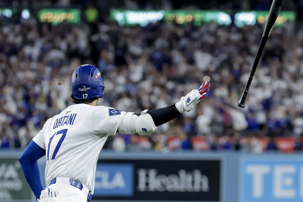 ▲미국 로스앤젤레스 다저스타디움에서 열린 2025 메이저리그(MLB) 월드시리즈 3차전에서 LA 다저스의 지명타자 오타니 쇼헤이가 7회 토론토 블루제이스를 상대로 솔로 홈런을 쳐내고 있다.  (EPA/연합뉴스)