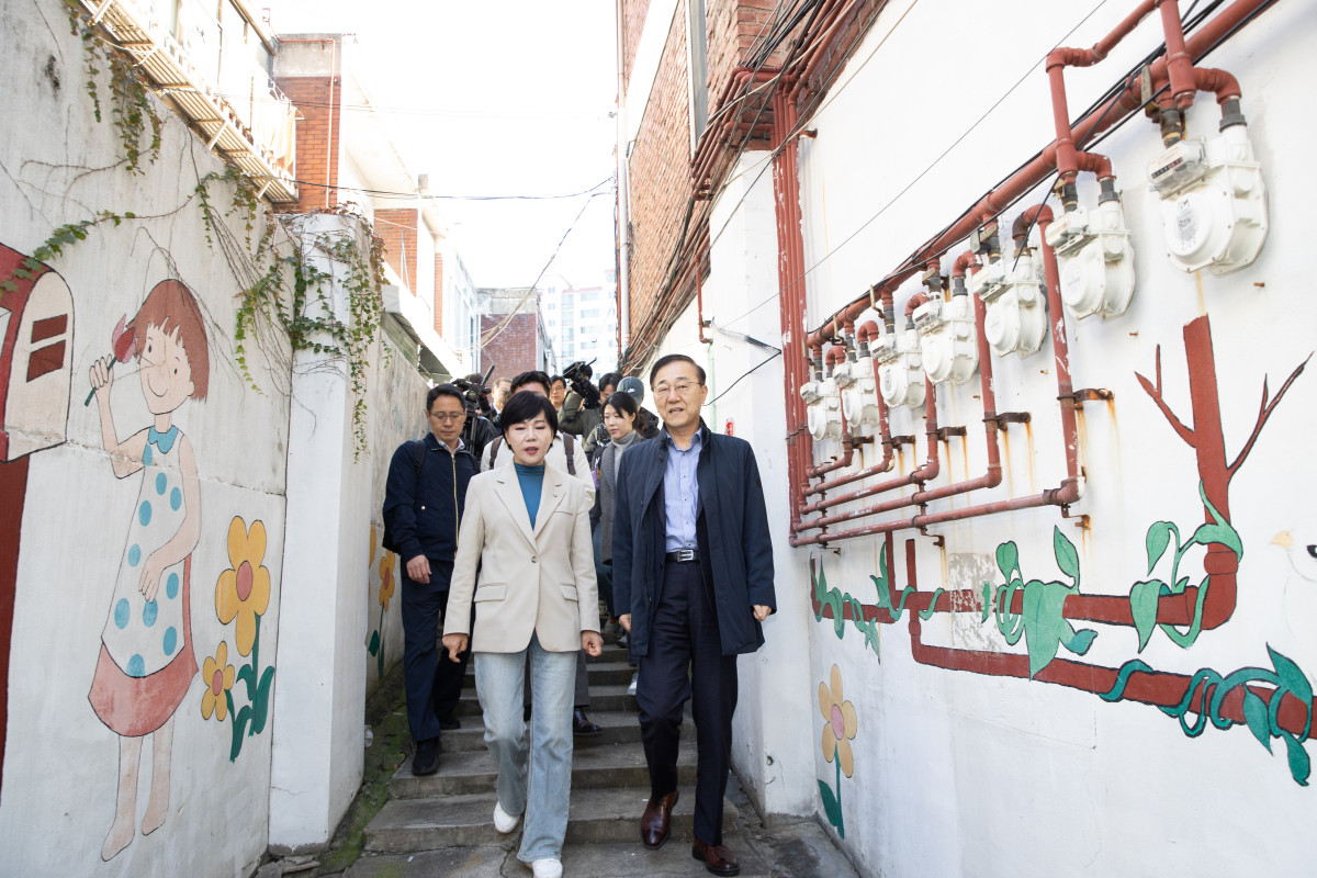 ▲김윤덕 국토교통부 장관(오른쪽)과 전현희 더불어민주당 수석최고위원이 성수1구역을 둘러보고 있다. (사진제공=국토교통부)