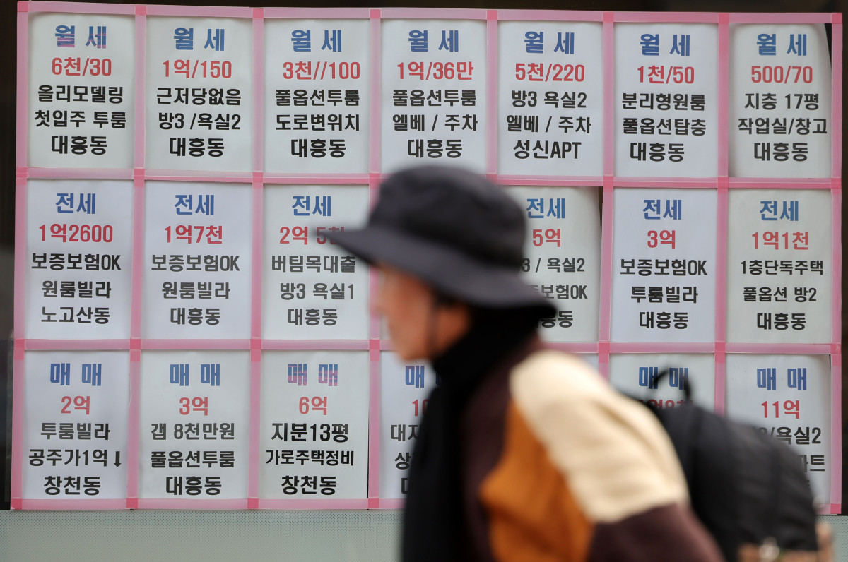 ▲서울 시내 한 공인중개사에 게시된 월세 매물 정보 (뉴시스)