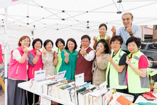 ▲제3회 더북데이 현장을 찾은 박강수 마포구청장(왼쪽에서 여섯 번째). (사진제공=마포구)