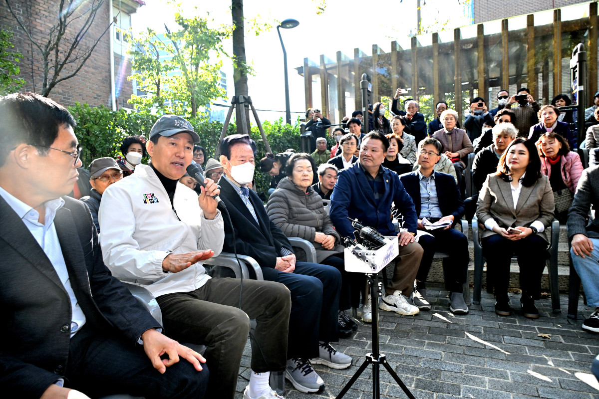 ▲오세훈 서울시장이 28일 서울 구로구 가리봉2구역 재개발 구역을 방문했다. (사진제공=서울시)