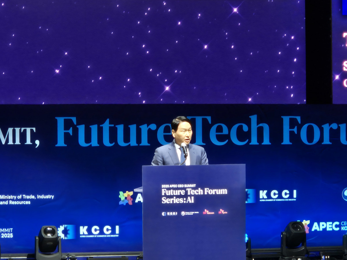 ▲최태원 SK그룹 회장이 28일 경북 경주시 경주엑스포대공원 문무홀에서 열린 ‘퓨처테크포럼 AI’에서 환영사를 하고 있다. (박민웅 기자 pmw7001@)