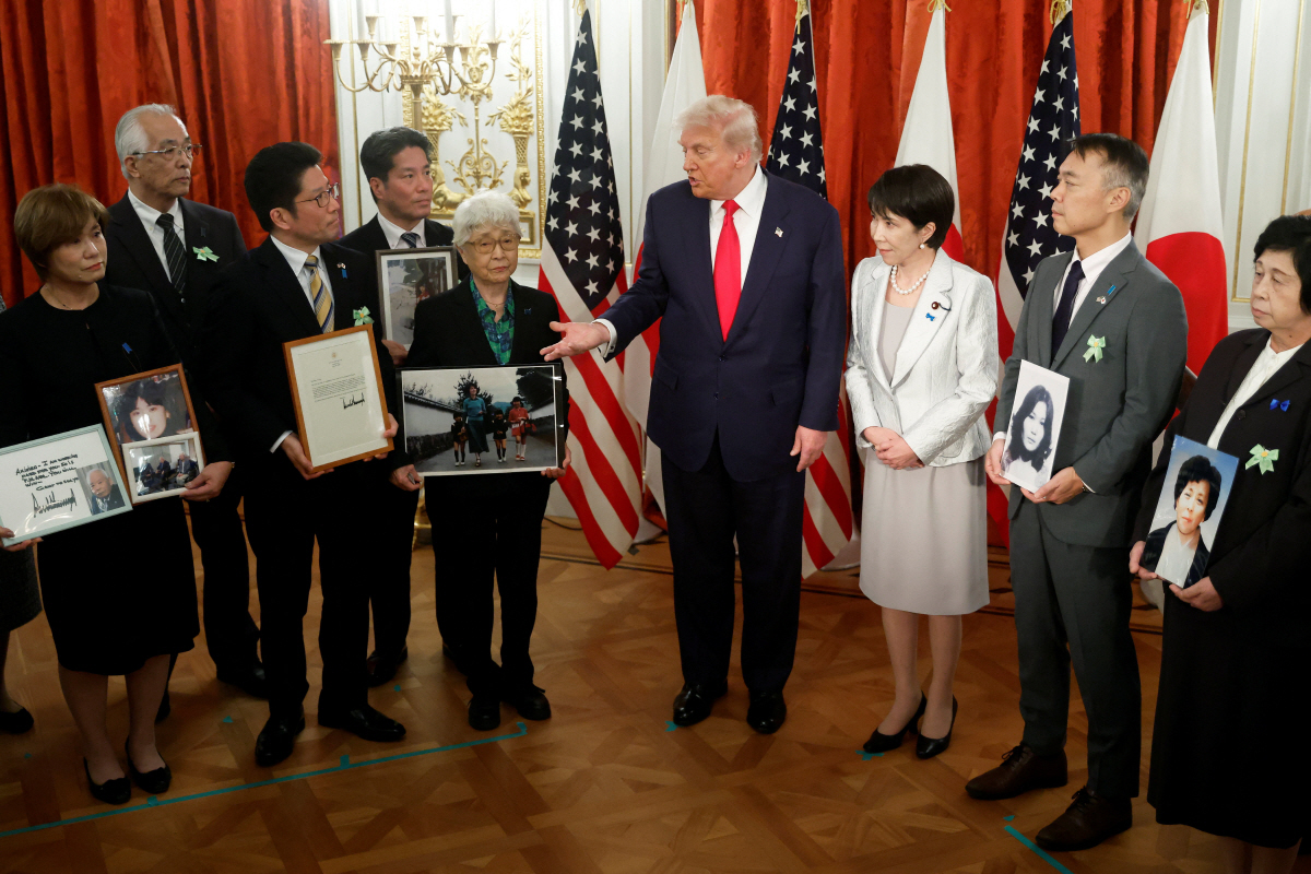 ▲도널드 트럼프 미국 대통령이 28일 일본인 납북자 가족들과 면담하고 있다. 도쿄/로이터연합뉴스