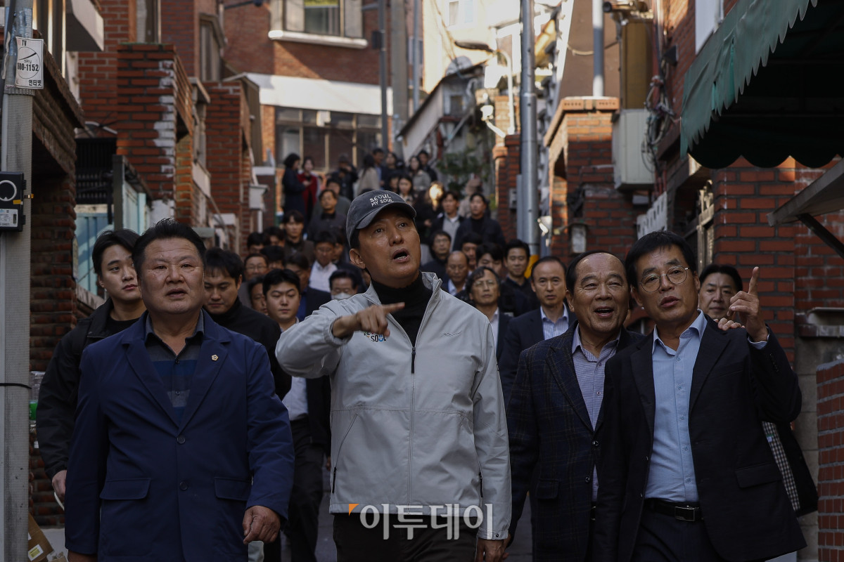 ▲오세훈 서울시장이 28일 서울 구로구 가리봉2구역 재개발 사업 현장을 찾아 일대를 둘러보고 있다. ( 조현호 기자 hyunho@)