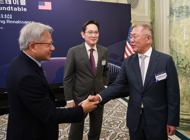 ▲이재용 삼성전자 회장, 정의선 현대차그룹 회장이 8월 25일(현지시간) 미국 워싱턴DC 윌라드 호텔에서 열린 한미 비즈니스 라운드 테이블에서 젠슨 황 엔비디아 최고경영자와 인사하고 있다. (연합뉴스)
