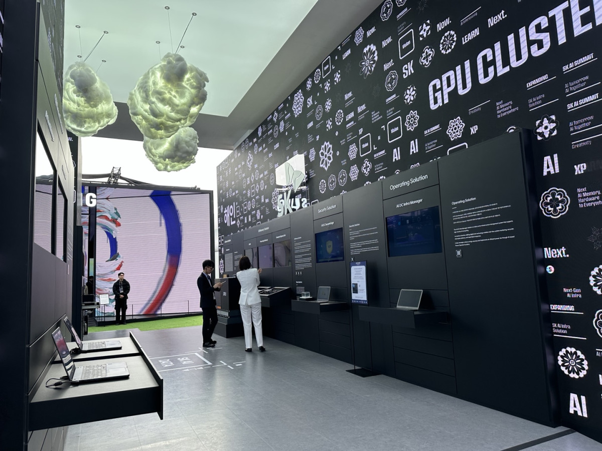 ▲SK하이닉스 전시관은 인공지능(AI) 데이터센터(DC) 콘셉트로 설계됐다. 천장에는 클라우드를 연상하게 하는 구름 모형이 떠 있고, 전시장 내부는 데이터센터의 렉을 떠올리게 한다. (이수진 기자 abc123@)