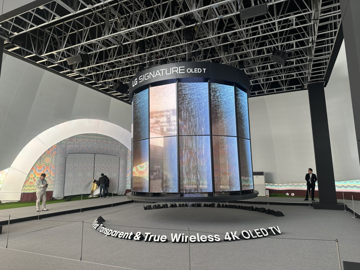 ▲LG전자는 전시관에서 투명TV 'LG 시그니처 올레드 T'로 만든 초대형 샹들리에를 공개했다. (이수진 기자 abc123@)