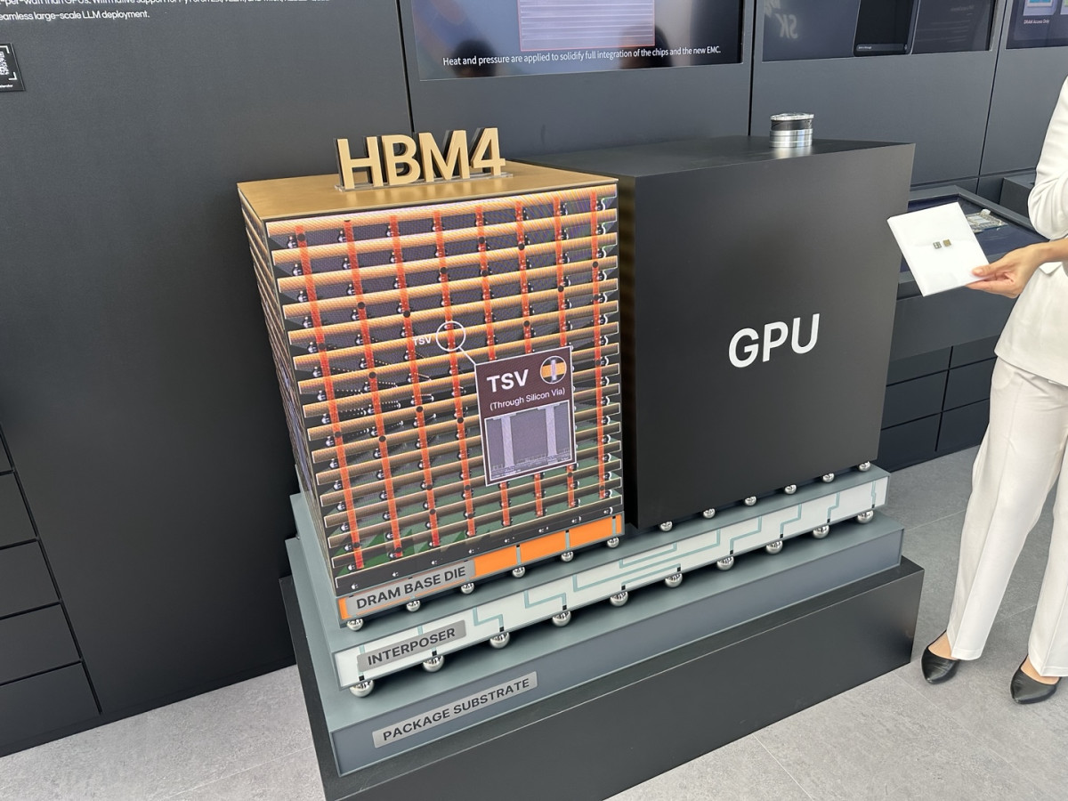 ▲SK하이닉스 전시관에 설치된 HBM4(6세대 고대역폭메모리) 16단 목업 모형. (이수진 기자 abc123@)