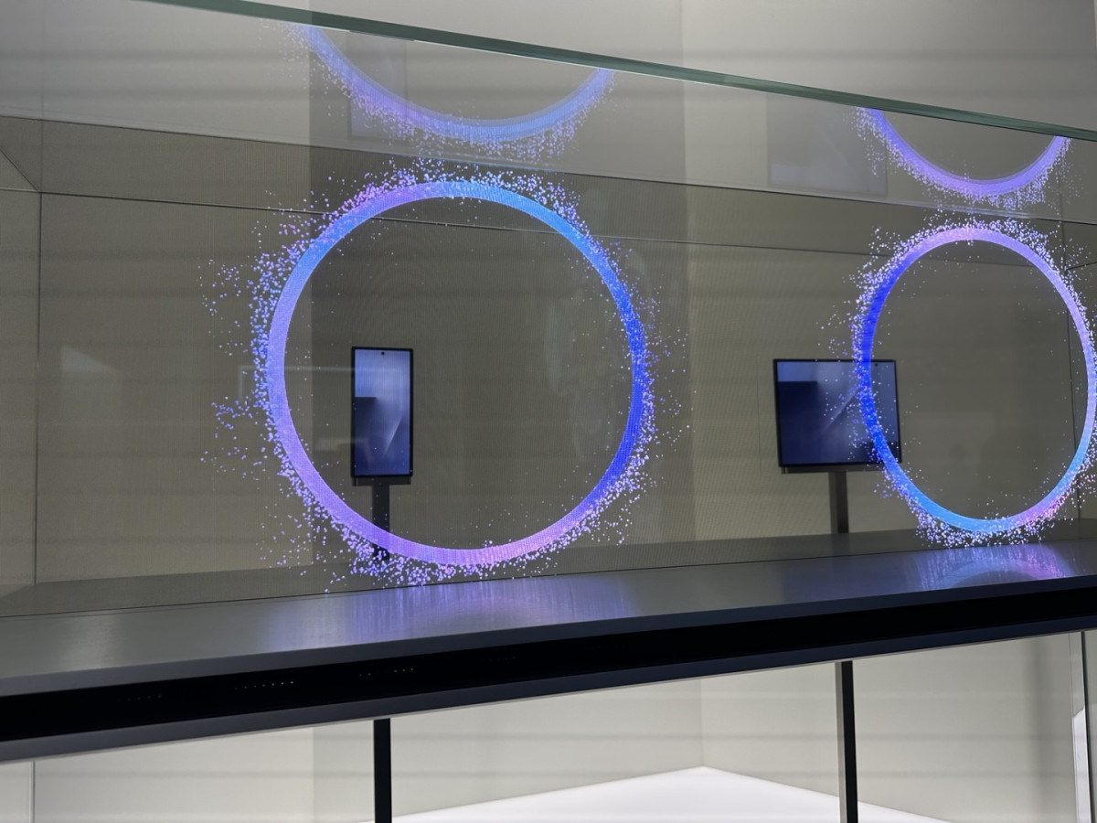 ▲삼성전자 전시관 투명 올레드(OLED) 디스플레이 뒤에 두 번 접는 '트라이폴드폰'이 공개됐다. 이 제품은 이번 APEC을 통해 최초로 공개된 것이다. (이수진 기자 abc123@)