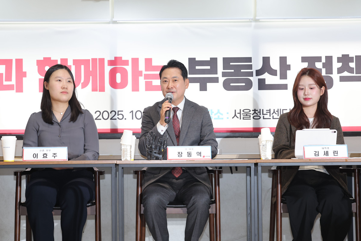 ▲국민의힘 장동혁 대표가 28일 서울 마포구 서울청년센터에서 열린 청년과 함께하는 부동산 정책 간담회에서 인사말을 하고 있다. 2025.10.28 (연합뉴스)