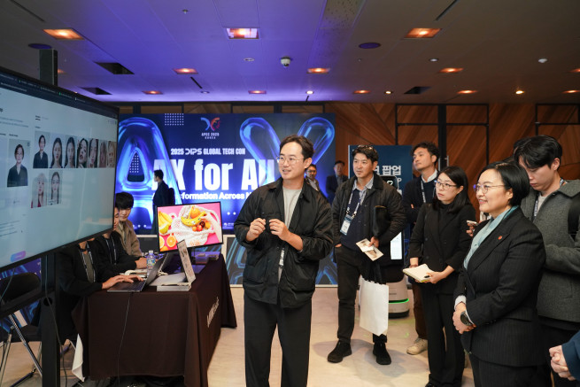 ▲한성숙 중소벤처기업부 장관이 28일 서울 광진구 워커힐호텔에서 열린 '글로벌 초격차 테크 컨퍼런스 개막식'에서 스타트업 기술 체험존을 둘러보고 있다. (사진제공=중소벤처기업부)